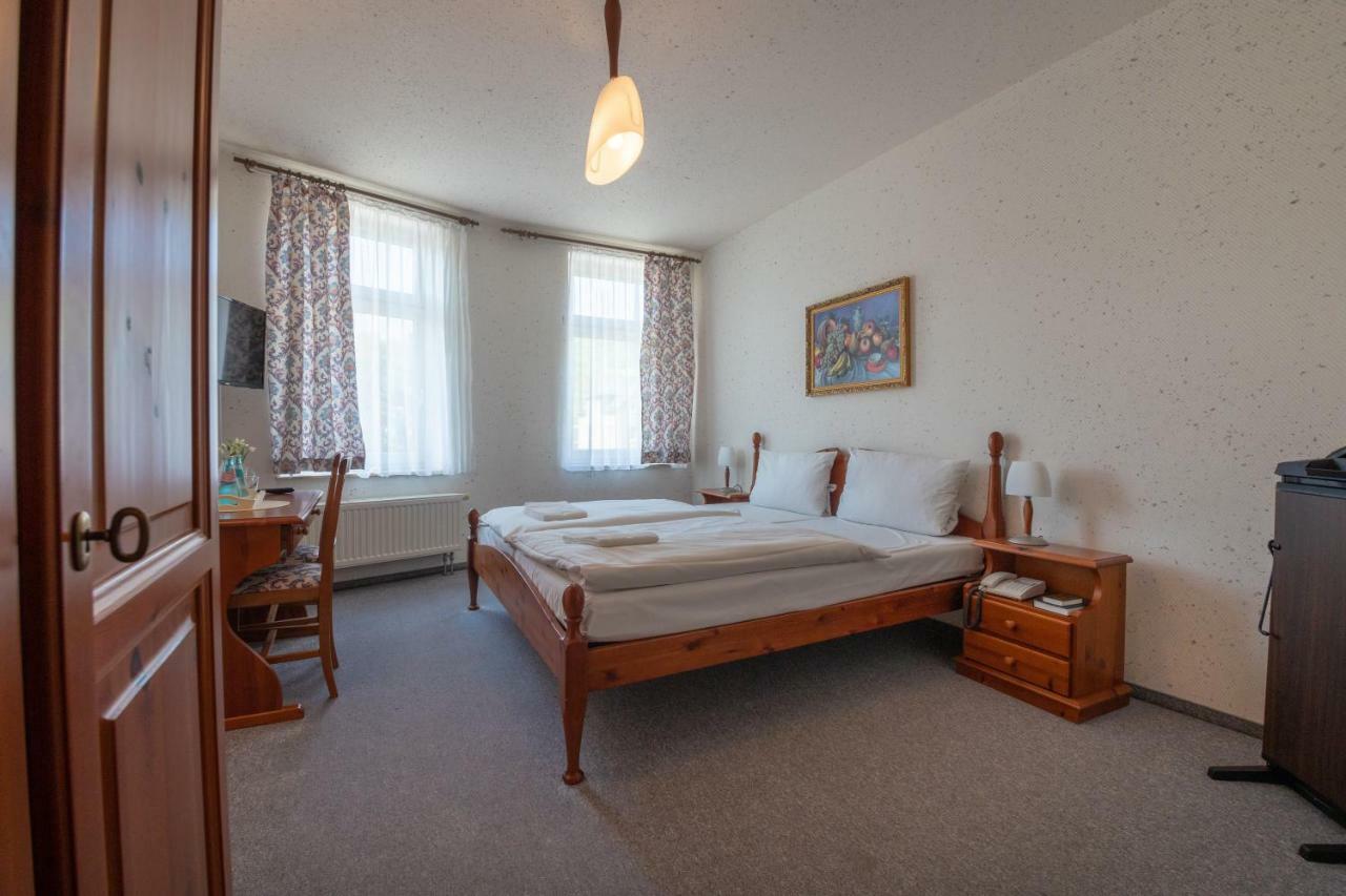 Haus Schlematal Hotel Und Restaurant Bad Schlema Bagian luar foto