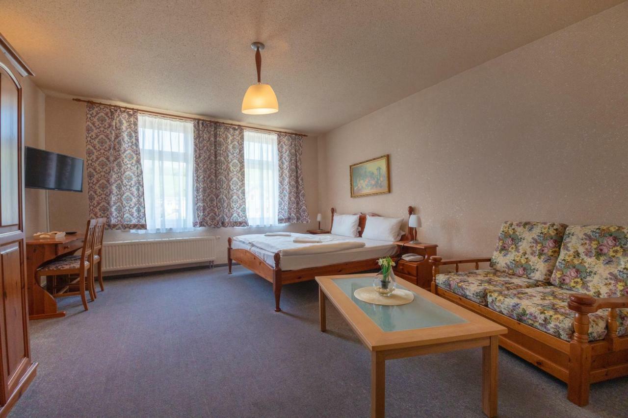 Haus Schlematal Hotel Und Restaurant Bad Schlema Bagian luar foto